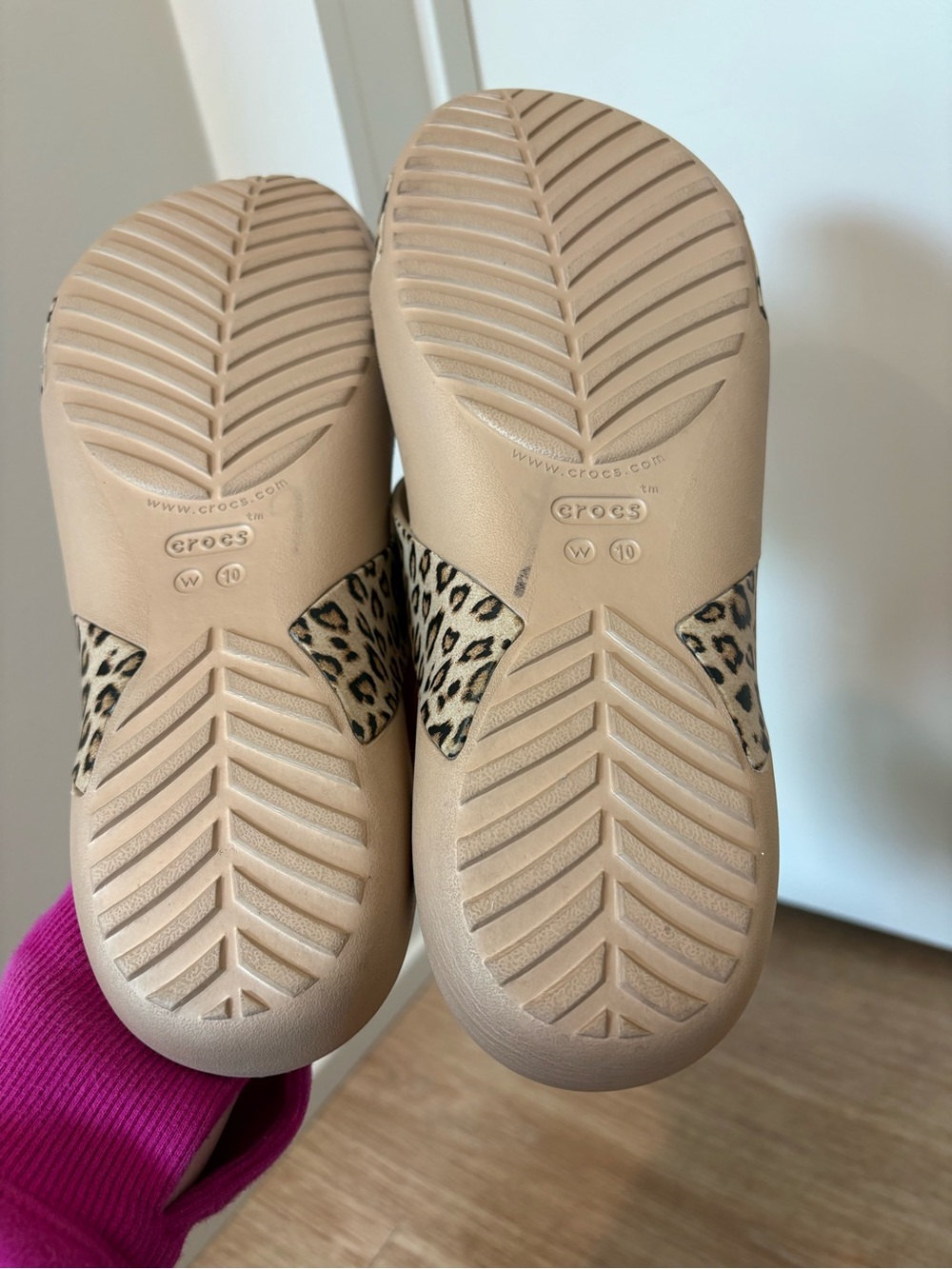 CROCS Serena Leopard Printed Tan Criss Cross Strap Slides with Gold Ring 10 - Picture 8 of 12